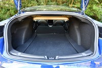 荷室の容量は、5人乗車時で425リッター。60：40分割可倒式の後席を倒すことで、写真のように積載容量を拡大できる。