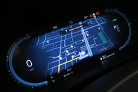 まったく新しいデザインとなった液晶メーターの表示。指針式の速度計はデフォルトでは表示されず、今まで以上にデジタル感の強い意匠となっている。