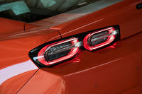 リアまわりでは、新デザインのバンパーと、LED化されたリアコンビランプがマイナーチェンジモデルの特徴。とくにリアコンビランプは、「カマロ」伝統の“デュアルエレメントデザイン”を採用している。