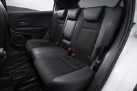 リアシートはウルトラスエードと合成皮革で仕立てられている。