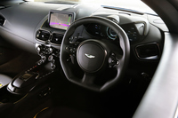 異形デザインのステアリングホイールが目を引くインストゥルメントパネルまわり。インフォテインメントシステムなどは操作インターフェイスも含め、メルセデス・ベンツゆずりのものが採用されている。