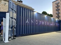 道の反対側には、「ANOTHER WAY」と大書された長さ12mのコンテナが。