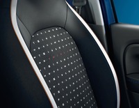 特徴的な表皮で仕立てられた、「トゥインゴ シグネチャー」専用シート。