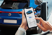 専用アプリによりスマートフォンとも連携。バッテリー残量や走行可能距離表示なども手元で確認できる。