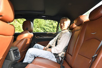 太田さんの作品ではクルマの外観が描かれることが多いが、内装を表現することもある。「やはり紙もゴージャスなものを選びます。選びがいがありますよ」と太田さん。