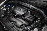 「xDrive18d」に搭載される2リッター直4ディーゼルエンジン。可変ジオメトリーターボチャージャーの搭載により、150psの最高出力と33.7kgmの最大トルクを発生する。