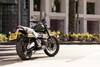 「スクランブラー1200 XC」。オフロード性能を高めた「XE」に比べ、車高とシート高はより低く、ホイールベースは短めに設定される。