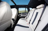 「X5 Mコンペティション」の後席。広々としたサンルーフが開放的な室内空間を演出する。