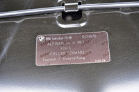 ボンネットを開けた際に確認できるステッカーには、BMW AGの製造番号と外装色及び内装色が記されている。これは、製造された車体と、外装、内装がBMW AGで仕上げられたことを証明している。