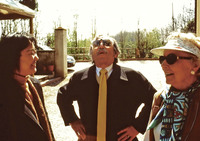 春のうららかな太陽の下、筆者の女房と会話を楽しむリラックスしたオプロン夫妻。