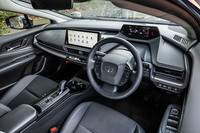 インテリアのデザインコンセプトは「アイランドアーキテクチャー」。水平基調のシンプルなダッシュボード上に液晶画面が並ぶ様子は、トヨタの電気自動車「bZ4X」にも似ている。「Z」グレードのダッシュボード中央に位置するセンターディスプレイの画面サイズは12.3インチ。充電用USB端子（Type-C）がセンターコンソール前部に1口、コンソールボックス内に2口備わる。