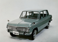 1964年10月に登場した「ファミリア セダン」。当初は4ドアセダンの「デラックス／スタンダード」のみで、翌11月に2ドアセダンのスタンダードと「スペシャル」（最廉価グレード）を追加。1965年には2ドアセダンのデラックスや、高性能版の「S」が4ドア、2ドア双方に加えられた。