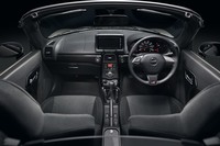 軽らしからぬスポーティー感がただよう「コペンGRスポーツ」の車内。
