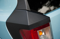 リアにあしらわれた、あや織り模様の樹脂パーツ。ボディーの各所に施されたプレスラインや、同社専用デザインのエンブレムなど、「ミラ イース」の外観デザインは凝ったものとなっている。