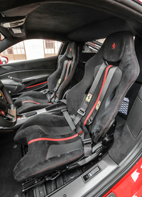 アルカンターラで仕立てられたシート。センターにはレッドのラインが、ヘッドレストには跳ね馬の刺しゅうが施される。