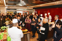 各SAの料理担当者から、メニューの説明を受ける審査員たち。