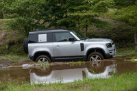 特設コース内のポンド（人工池）を渡る「ディフェンダー90」。最大渡河深度900mmの同車からしたら、この程度は“お遊び”である。