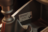 特別装備のシリアルナンバープレート。ルノー・スポールのテストドライバーであるロラン・ウルゴン氏のサインが添えられる。