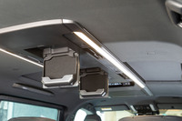 オーバーヘッドコンソールには2列目と3列目の頭上に収納スペースがある。ソフトパック（ビニール包装）のティッシュケースが収まるサイズになっている。