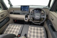 チェック柄のシート地が目を引くベージュのインテリア。「N-BOX」のLPLである諌山さんは、実はインテリア開発出身のエンジニアだ。「N-BOXジョイ」のこだわりの車内空間は、諫山さんが開発責任者だからこそ実現したのかもしれない。