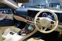 タービンフォルムのエアコンの吹き出し口が、室内空間にスポーティーな雰囲気をもたらす。