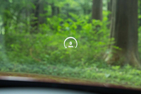 「Cクラス」としては初採用となるヘッドアップディスプレイ。フロントウィンドウに車速などの走行情報を表示する。
    