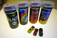 フェラーリのミニチュアが付いてくるのは、ごらんの4種類の缶コーヒー。キャンペーンは2010年7月20日に始まる予定だ。ミニチュアは左から「F40コンペティツィオーネ」「330 P4」「599」（上写真も）。