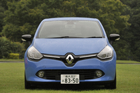 4代目「ルノー・ルーテシア」。従来のモデルと同様に、フランス本国では「ルノー・クリオ」の名で扱われる。
    