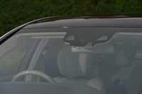 高い安全性能を約束する、ステレオマルチパーパスカメラ。最大射程は500m。50m先までの路面を立体的に認識して足まわりのセッティングなどに反映、乗り心地を向上させる「マジックボディコントロール」の構成要素でもある。