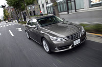 前ダブルウィッシュボーン、後マルチリンクというサスペンション形式は先代を踏襲。基本プラットフォームは「レクサスGS」や「クラウン」と共通だが、その硬質な走りの質感は他モデルとは明らかに異なる味付けがなされていた。