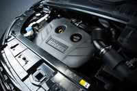 エンジンは最高出力240psを発生する2リッター直4直噴ターボ。本国仕様にはディーゼルエンジンなども存在するが、日本に導入されているのは、このユニットのみとなっている。
    