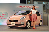 こちらは、かわいらしい内外装が持ち味の「パッソ＋Hana」。写真の展示車は「サクラミックス」と呼ばれるツートンカラー仕様である。
    