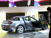 観音開きの前後ドアを、マツダは「フリースタイルドア」と呼ぶ。フロントを開けてからでないと、リアは開かない。フロントドアが67度、リアは80度の開度をもつうえ、やや上向きに開くように取り付けられ、後席への乗降性に配慮された。なお、リアドアのアウターパネルはアルミ製である（2003年1月デトロイトショーにて）。