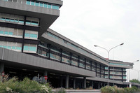 アレーゼの本部棟。半開きのブラインドと、ススキが悲しい。2006年5月撮影。