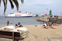 本土からのフェリーが到着する港。