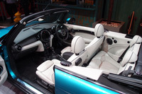 「MINIコンバーチブル」のインテリア。（写真＝webCG）