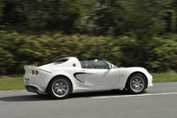 ワインディングロードを駆け抜ける「エリーゼS」。0-100km/hの加速タイムは4.6秒。最高速度は234km/hと伝えられる。