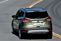 ワインディングロードを行く「クーガ タイタニアム」。
    