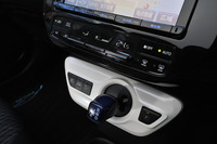 センターパネルに配置されたCVTのシフトセレクター。「E」グレードでも、この部分には話題のホワイト加飾パネルが用いられている。