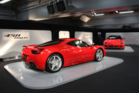 引き締まったスタイリングのせいで、実際の寸法よりもコンパクトに見える「458イタリア」。前後重量配分は42:58だという。写真奥は、同時に日本デビューを飾った、「599GTO」。