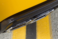 カーボン製のディフューザーからのぞく4本のマフラーにはAMGのロゴが刻まれる。