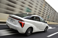 サイドビューは、「水滴」をイメージしてデザインしたという。ピラー部分が黒いため、ボディーカラーが黒系以外の個体では、ルーフが浮いているかのように見える。
    