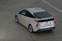 リアビュー。ルーフ後端がブラックアウトされているため、ボディーカラーによっては、あたかもルーフが浮いているかのように見える。