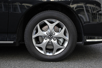 「グランツ」は高輝度塗装のアルミホイールを標準装備。タイヤサイズは前後205/60R16となる。
    