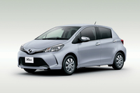 「ヴィッツ1.0ジュエラ」（アイスバーグシルバーマイカメタリック）