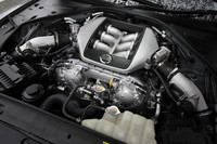 2009年モデルで出力と燃費が若干向上したVR38DETTユニット。パワーは5ps増の485psへ、10・15モード燃費は8.2km/リッターから8.3km/リッターへと向上した。
