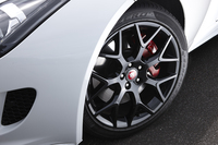 「Centrifuge」と名付けられた、オプションの19インチホイール。「Fタイプ」に用意されるホイールは、18、19、20インチの3サイズで、19インチだけでも5種類がラインナップされる。