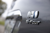 「エスティマ」のハイブリッドモデルは、すべて4WD車となる。ガソリンエンジン車では、駆動方式はFFと4WDが選べる。