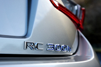 「RC」シリーズの発売日は2014年10月23日。発売後約1カ月（11月27日時点）における受注台数は、「RC300h」が約1200台、「RC350」が約500台だった。月販目標は2モデル合わせて80台。