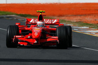 終盤、一瞬気が緩んでコースオフするも、ほぼ完璧なレース運びでフェラーリでの1勝目を手に入れたライコネン。初タイトルに向けて幸先の良いスタートを切った。（写真＝Ferrari）